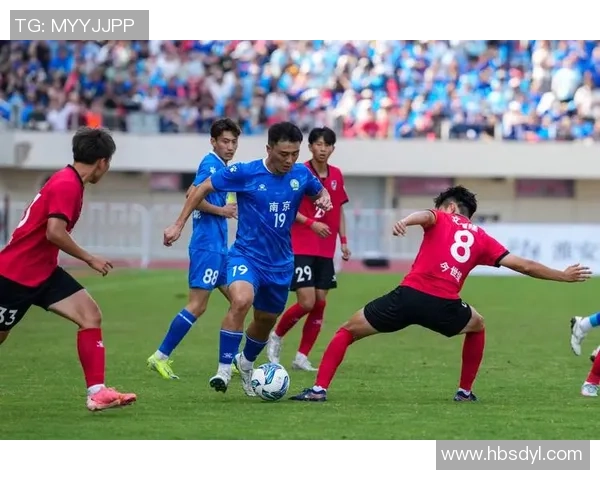 踢得最重的足球明星揭秘他们的力量与技巧背后的故事与成就